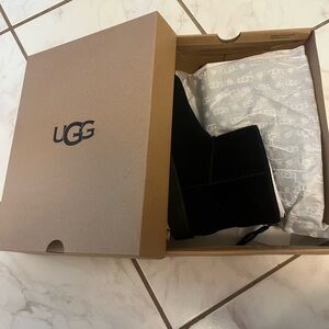 ⭐️BRAND NEW UGG MINIS⭐️